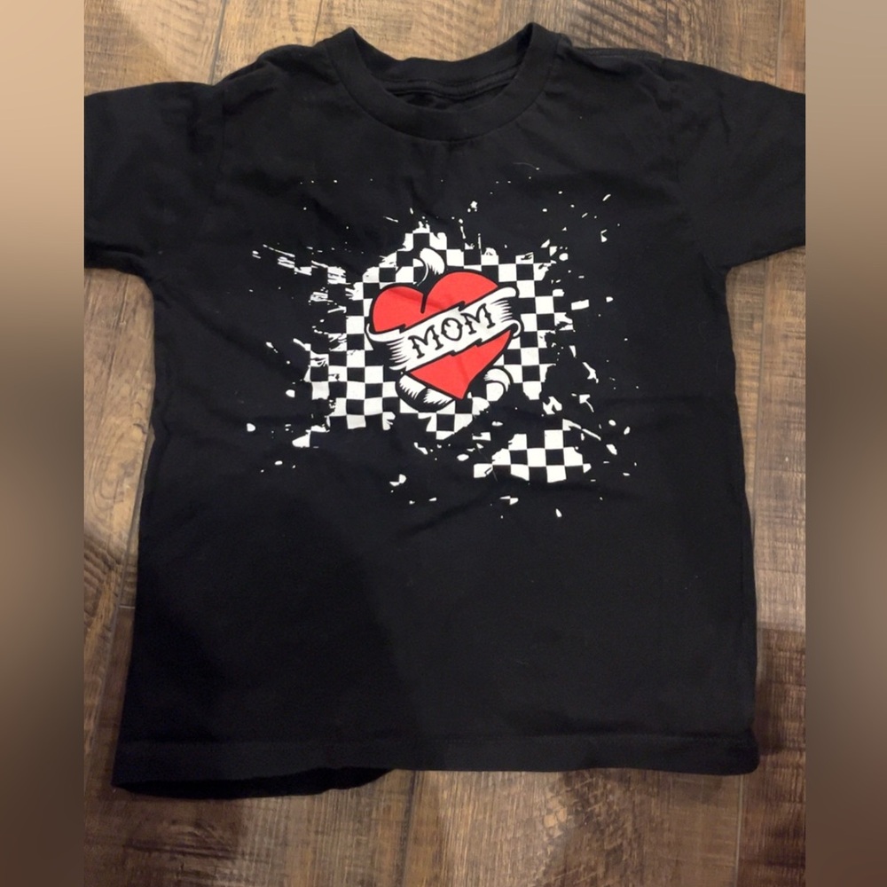 Black 'Mom' Heart Kids T-Shirt